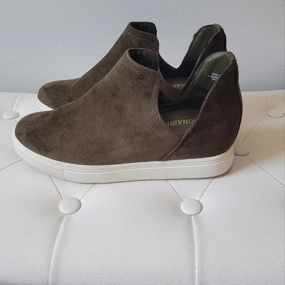 CUSHIONAIRE Women's Hero Hidden Wedge Sneaker Size 8 1/2M - Picture 3 of 15